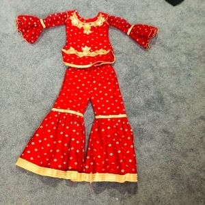 Really pretty Bollywood dress for 4-5 years. Only used one time for some hour.